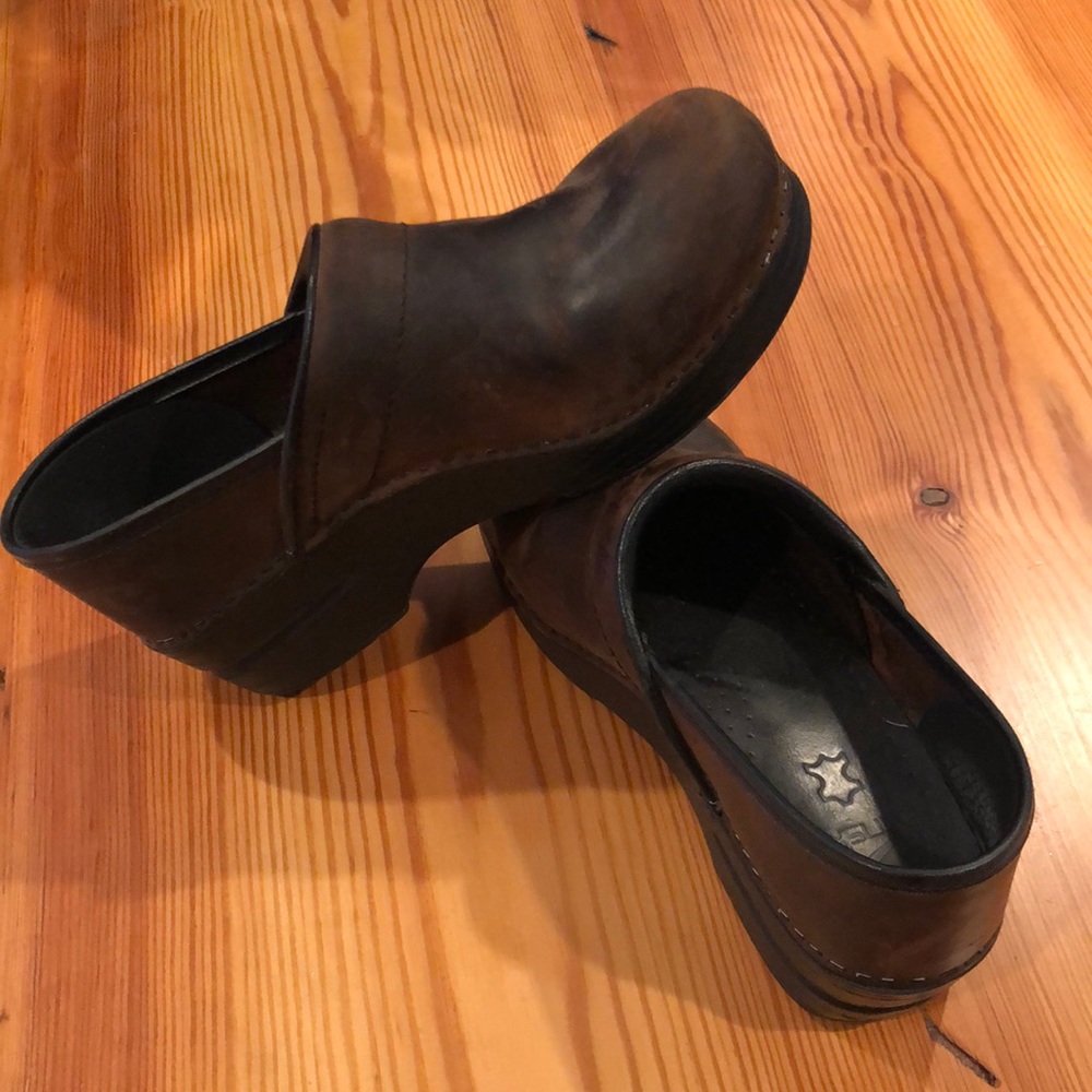 Brown women’s dansko clogs, size 38